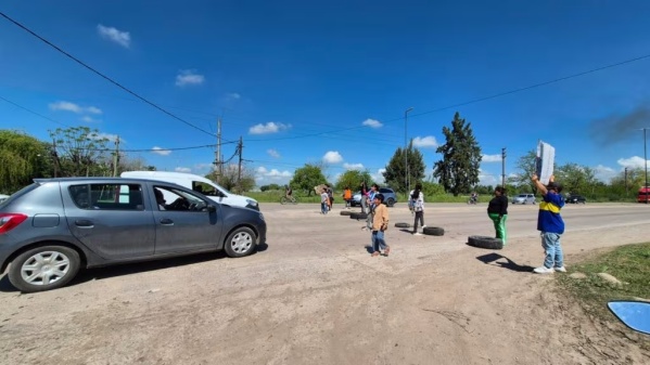 Tras el trágico accidente en La Plata donde un motociclista falleció, vecinos cortaron la avenida 44 para pedir más semáforos