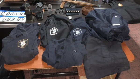 Cay&oacute; el l&iacute;der de una banda platense que se hac&iacute;a pasar por polic&iacute;as para hacer entraderas