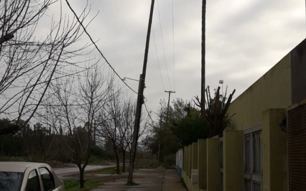 Un poste de luz pone en riesgo a vecinos de Los Hornos