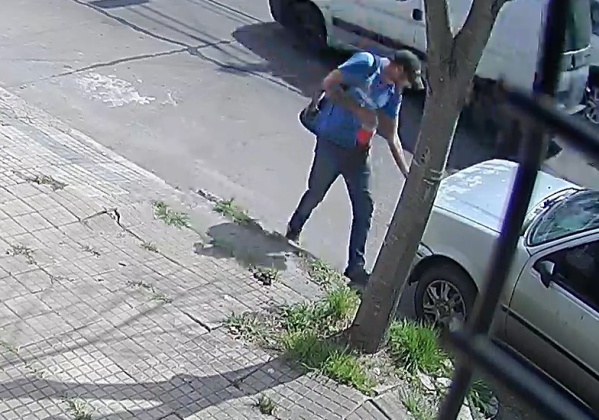 Con una gaseosa en la mano y a plena luz del día: un delincuente se robó la batería de un auto en La Plata