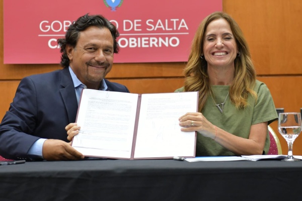 Tolosa Paz firmó convenios que buscan mejorar la vida de los salteños