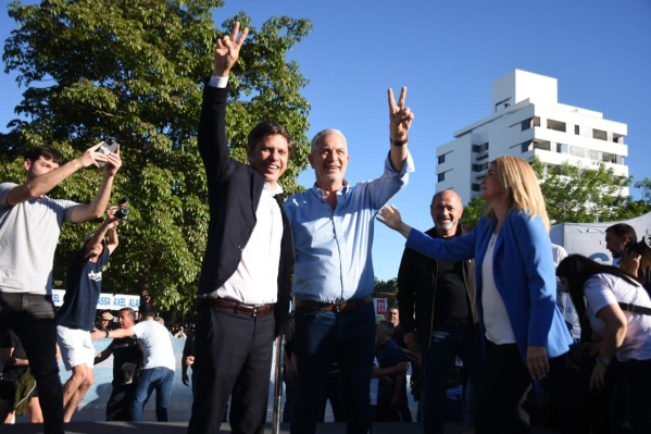 Kicillof junto a Alak, Secco y Cagliardi coparon Plaza Malvinas: "La Provincia necesita que Massa sea Presidente"