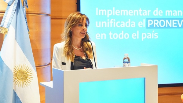 Flavia Royón advirtió que la propuesta de dolarización de Milei puede impactar en una fuerte suba de los combustibles