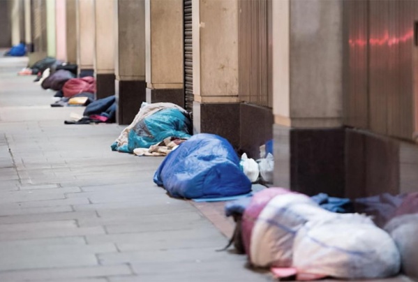 En el último año, la cantidad de personas que duermen en las calles de Londres aumentó un 21%