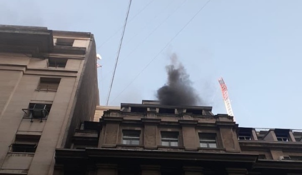 Evacuaron el Ministerio de Economía por un incendio en el octavo piso