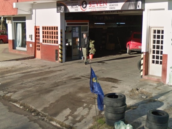 Millonario robo en una gomería de La Plata: delincuentes se llevaron una camioneta, cubiertas y dinero en efectivo