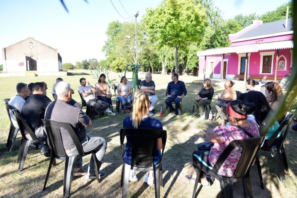 Garro se reunió con vecinos de Etcheverry: "No se puede gobernar sin escuchar"