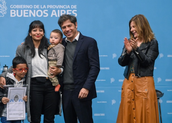 Kicillof entregó 407 escrituras a familias de La Plata y alcanzó las 100 mil desde que se implementó el programa en 2020