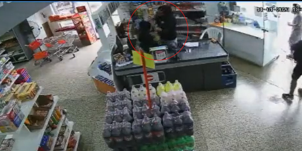 Asaltaron violentamente a un empleado de comercio en Plaza Rocha