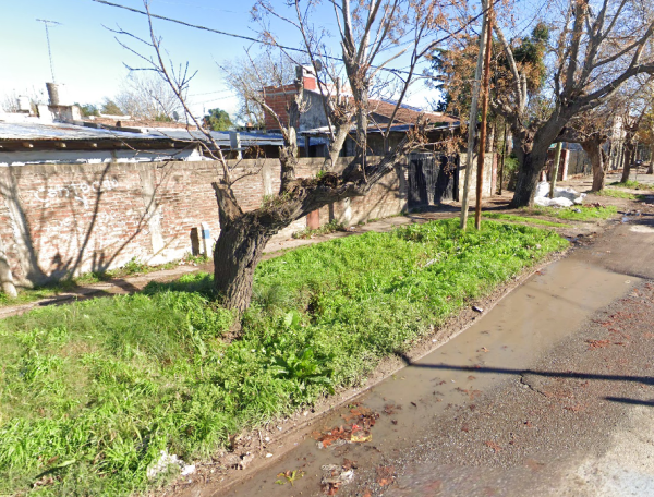 En 146 y 57 reclamaron por un pozo con agua que dificulta el acceso de los colectivos