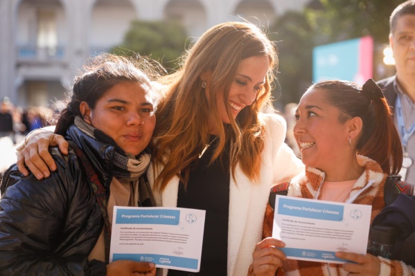 Tolosa Paz lanzó "Fortalecer Crianzas", programa que reconoce a cocineras y voluntarios de comedores y hogares convivenciales