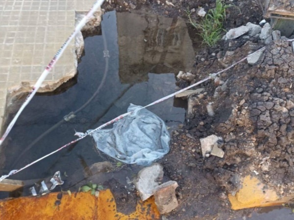 Vecinos de calle 16 entre 73 y 74 denuncian un pozo de medio metro de profundidad