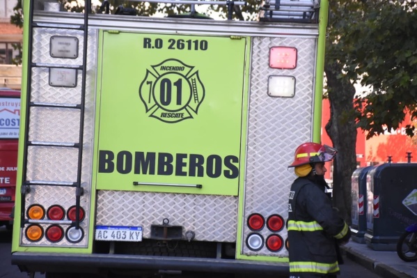 Se incendi&oacute; una casa en San Carlos y un hombre fue trasladado al hospital
