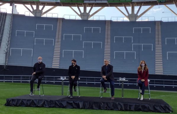 Kicillof entregó créditos de Casa Propia en La Plata: "Están hechos para que se puedan pagar, no como los UVA"