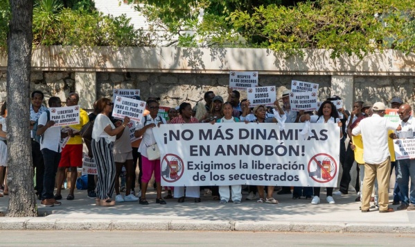 Protestaron frente a la Embajada de Guinea Ecuatorial en Madrid por la represión en Annobón: "Basta de secuestros y torturas”