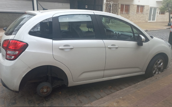 Los “roba ruedas” atacaron de nuevo en La Plata y dejaron a más de tres autos sin neumáticos