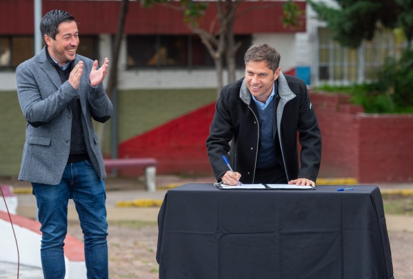 Kicillof presente en la firma de convenios para obras de pavimentación: "El crecimiento solo sirve si es con justicia social”
