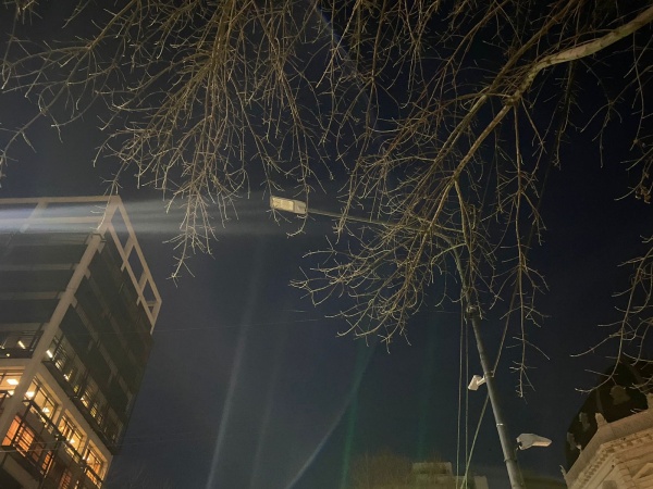 Vecinos se quejan por una luminaria que no funciona sobre avenida 13