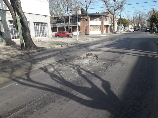 Vecinos reclaman por un pozo en 21 entre 47 y 48 desde hace más de cuatro meses