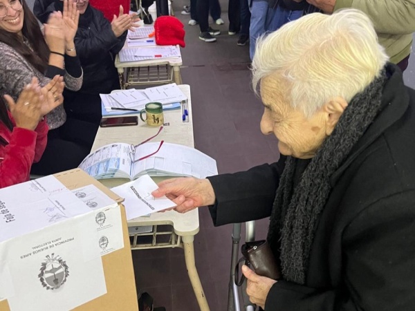 A sus 100 años fue a votar en La Plata y se llevó todos los aplausos