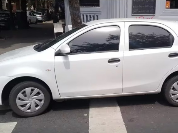 Un hombre intentó robarse un auto en La Plata y se llevó a la hija de la dueña que dormía en el vehículo