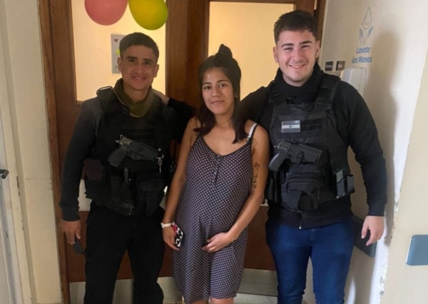 Dos jóvenes policías ayudaron a una mujer a dar a luz en La Plata