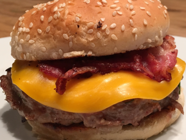 “Los números dan”: furor en las redes sociales por el insólito reto de hamburguesas que busca romper un joven