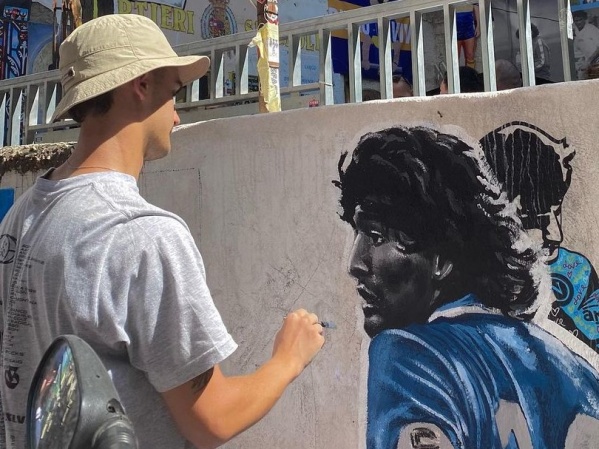 Es de La Plata, fue a Italia y "con tres latas de pintura" dejó su huella en uno de "los santuarios más sagrados del fútbol"