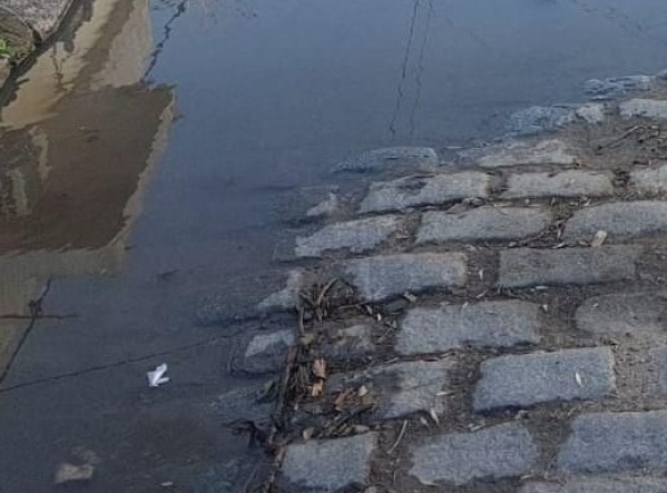 Una pérdida de agua de hace meses preocupa a los vecinos de 71 entre 12 y 13