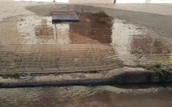 Vecinos de 57 y 20 se quejan por una importante pérdida de agua