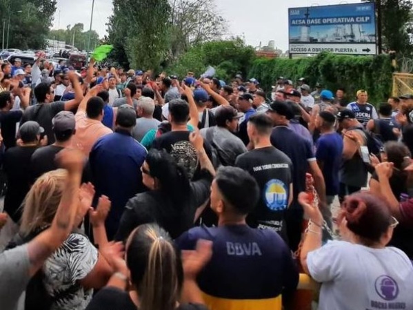 Un funcionario de Seguridad de Nación intervino y reincorporaron a trabajadores tras un violento episodio en Puerta 4 de YPF
