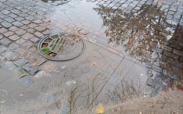 Se quejaron por una gran pérdida de agua en pleno centro platense y ya llevan "reiterados" reclamos
