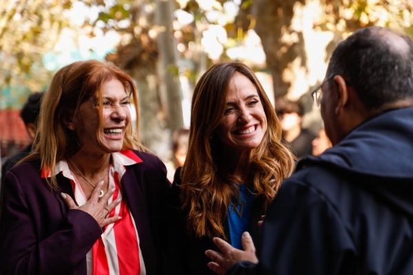 Tolosa Paz entregó 56 mil kilos de indumentaria a Cáritas Argentina provenientes de delitos aduaneros