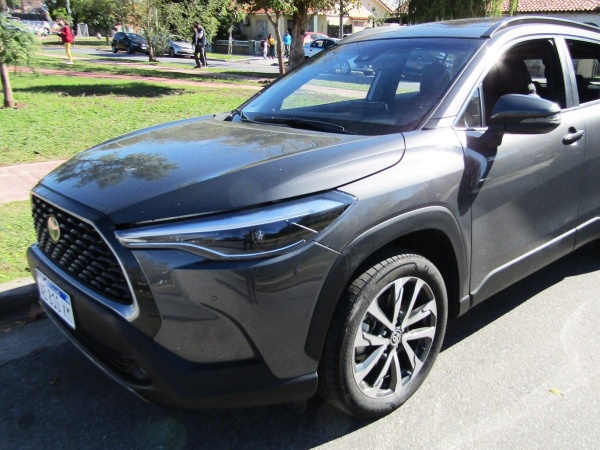 Tensión en avenida 13 entre 42 y 43 por un auto mal estacionamiento