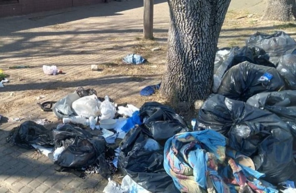 Basura, mal olor y veredas rotas: el reclamo por varias calles de Los Hornos