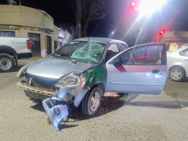 Fuerte accidente entre una moto y un auto en Camino General Belgrano que terminó con un hospitalizado