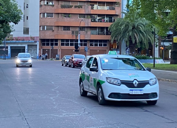 Aprobaron un nuevo aumento en la tarifa de taxis en La Plata: rige a partir de este viernes