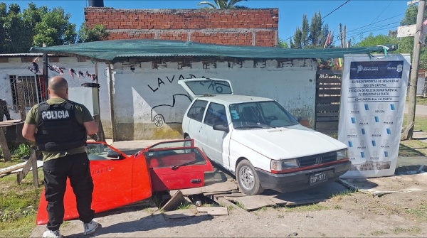 Descubrieron dos autos desarmados con autopartes robadas tras un allanamiento a un lavadero de La Plata