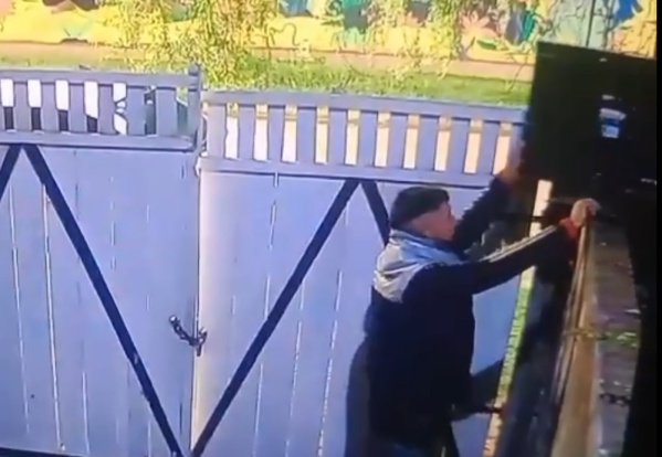 Así dos delincuentes saltaron un paredón robando un televisor de una casa de Los Hornos