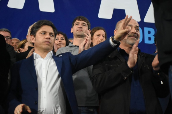 Kicillof encabezó un acto multitudinario en Ensenada: “El 13 nadie se queda en su casa, si uno no decide, deciden por uno”