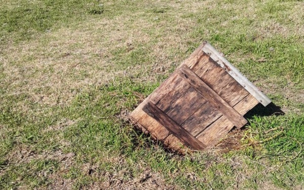 Se destapó un pozo de seis metros de profundidad en un parque de Altos de San Lorenzo: "Se va terminar cayendo un nene"