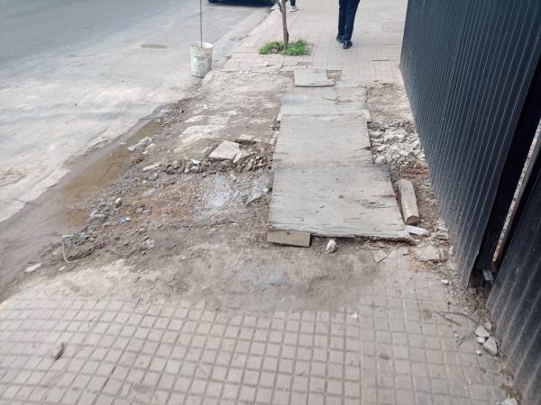 Vecinos de 10 entre 43 y 44 reclaman por el mal estado de las veredas: "Ya vimos como se cayó una señora"
