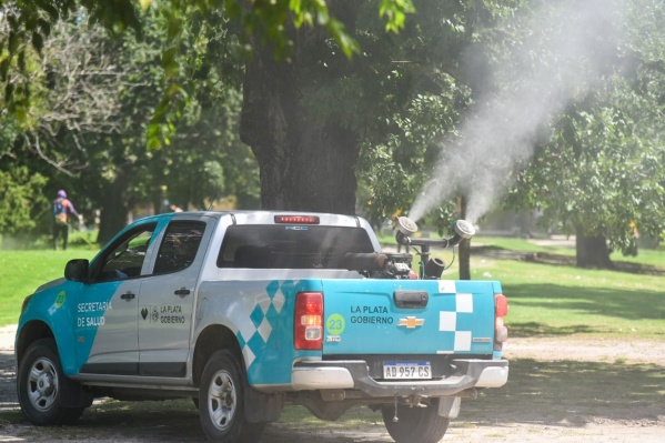 La fumigación llegó a más barrios de La Plata y reforzaron las medidas preventivas