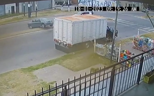 Un choque en 520 y 208 podr&iacute;a haber terminado en tragedia, un beb&eacute; de dos meses iba en uno de los autos