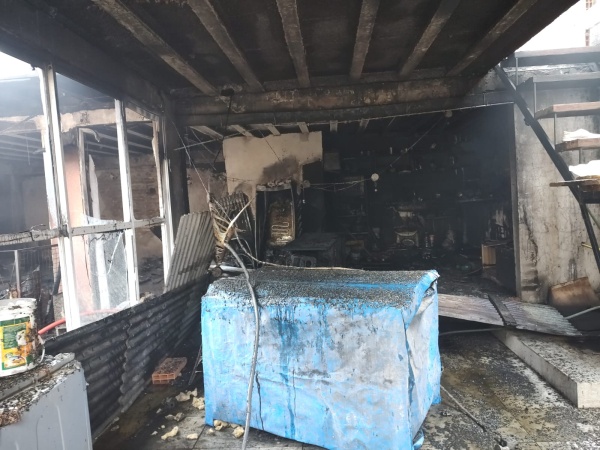 Voraz incendio en una vivienda de Villa Elvira: un perro quedó atrapado en el interior y murió entre los escombros