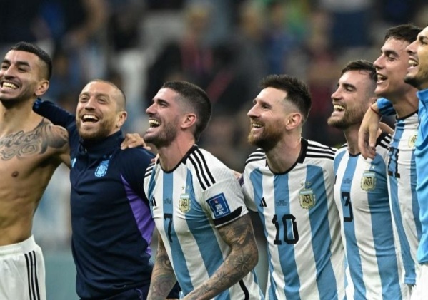 “Muchachos” ocupa el puesto uno en Argentina: “Escuchen corran la bolaaa”