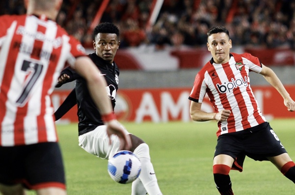 Triunfazo Pincha en La Plata: Estudiantes venció a Bragantino por 2 a 0