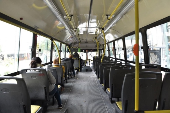 Una platense confesó lo que haría con tal de conseguir lugar para sentarse en el colectivo: “Soy capaz de…”