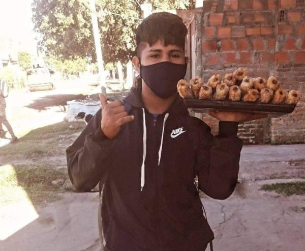 "Vergüenza es robar o no querer salir a trabajar": la historia del chico que vende churros para alimentar a su familia
