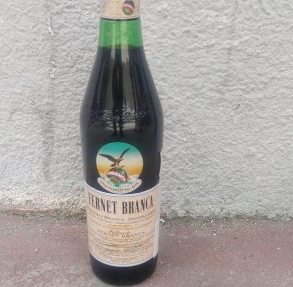 En Villa Carlos Paz dos personas intentaron robarse un fernet de un supermercado y terminaron detenidos